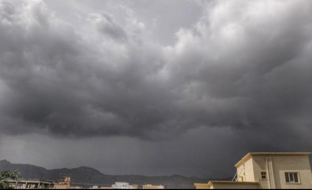سقوط أمطار ورياح قوية في عمان